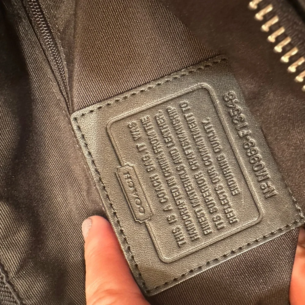 Coach Gray Leather Interior - Picture 4 of 7